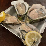 魚介ビストロ　sasaya - 牡蠣食べ比べセット真牡蠣と岩牡蠣