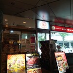 ベルサイユの豚 - パティオからビル入る直前にあります。