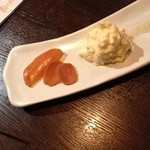 あげづき - 定食のセット:ポテトサラダ、漬物、さらに右には胡瓜。