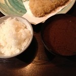 あげづき - 定食の味噌汁は赤だし