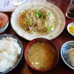 Meigetsuen - 野菜炒め定食：７００円。冷や奴と生卵がついてこの値段。