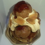 ・サントノーレキャラメル/Saint-honore caramel　パイにプチシュー・キャラメルクリームと飴がけの贅沢な組み合わせ
          