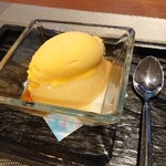 ちいさなレストラン 宮本亭 - ⑦デザート「パンナコッタ、桃のコンポート、マンゴーシャーベット、キャラメルオレンジソースがけ」