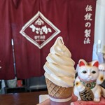 田中醤油 - 料理写真:しょうゆソフトクリーム ¥250