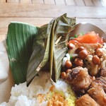 カフェバリチャンプル - バナナの葉に包まれた……