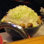 Sumibi Yakitori Sougen - 盛ったご飯とキャベツの上に焼き鳥を盛り付けて…