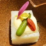 魚の家 -  お通し：馬鈴薯の豆腐、金針菜のせ