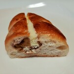 たま木亭 - しっとり＆もっちり歯切れ良い生地に、ゴロッと丸ごと香ばしいクルミと、まろやかでミルキーな練乳クリームが想像を超える美味しさ