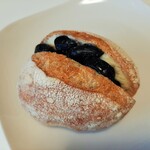 たま木亭 - むちっとヒキのあるプチフランスで、丹波篠山町限定黒豆3Lサイズと練乳クリームをサンド、丹丹フランス248円