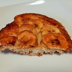 たま木亭 - 薄いパイ風の生地はザックザク弾けるクリスピーさ、カリッカリのバナナチップにざらめ糖とバターのコクが重なる独特のクイニーアマン