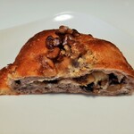 たま木亭 - 甘酸っぱいブルーベリーにゴロリと塊のホワイトチョコの甘味、香ばしいクルミがバランス抜群！カスタードを乗せて焼いた表面もクッキーみたい♪