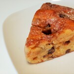 たま木亭 - しっとり優しい口溶けの生地、表面にはバターの旨味とグラニュー糖の甘さがじゅんわ～りしみ込み、シナモンの香りや小豆の甘味もアクセント