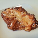 たま木亭 - 香り良いアーモンドクリームとラムシロップ、大量のスライスアーモンドも香ばしい！クロワッサン・オ・ザマンド259円