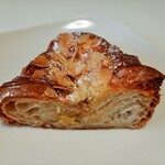 たま木亭 - ふくよかな発酵バターが香るクロワッサンに、香ばしいダマンドとスライスアーモンド、中には芳醇なラムシロップが効いたホロホロのダマンドが