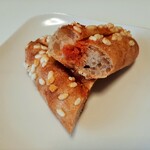 たま木亭 - パリッと香ばしくヒキのあるフランス生地と、明太子を贅沢に使った本格的な辛さの明太バター、カリカリ香ばしいあられがマッチ