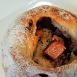 たま木亭 - バリッとしたヒキ強めのハード生地に、パンチのある大きめ原木ベーコンやホクホクのポテトがゴロッゴロ、パンチ抜群のお惣菜パン