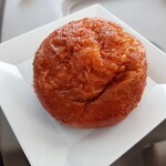 たま木亭 - 人気商品なので、次々に焼き立てが補充されて嬉しい♪熱々サクサクがたまらない、人気のカレーパン259円