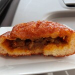 たま木亭 - 表面はサクサク中はもっちり伸び良い生地に、トロリとした牛すじや野菜が溶け込む重厚なビーフカレーがたっぷり