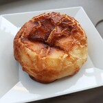 たま木亭 - 表面のカリッカリ香ばしい米粉生地がクセになる！洋風あんぱん237円
