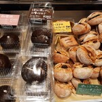たま木亭 - 宇治にあるパン屋さんらしい、ほうじ茶を使ったスイーツ系のパン、プチフランスにドライオレンジや練乳クリーム、チョコを合わせたオレンジーナも