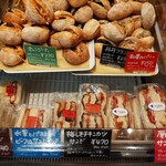 たま木亭 - この冷蔵コーナーも見逃せない！人気の丹丹フランスや和栗パンなど和スイーツパンの他、しっとり食パンの美味しそうなサンドもズラリ