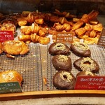 たま木亭 - こんがり焼き色にそそられる！クニャワッサンやブルーベリーくるみクリームパンなどのヴィエノワズリー、ほうじ茶生地の和洋折衷クリームパンも気になる！