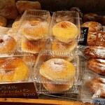 たま木亭 - スイーツ好き垂涎のとろけるキャラメルクリームパン、フルーツとアーモンドクリームを組み合わせたヴィエノワズリーも