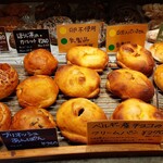 たま木亭 - 焼き色がたまらないスイーツ系、ベルギー産チョコのクリームパンやほうじ茶ガレット、クルミと黒蜜りんごなど全部美味しそう！