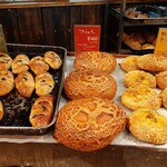 たま木亭 - グリーンオリーブとベーコンや、ねぎゴーダチーズなどの惣菜系もあれば、黒糖とバターで煮たりんごにラムシロップの巨大なフリュイも