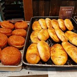 たま木亭 - たま木亭さんで外せないガッツリ具沢山な惣菜パン、左は揚げ立てカレーパン、右は分厚い原木べーコンがゴロゴロのベーコンハース