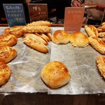 たま木亭 - ふくやの明太子を使った明太バターの博多やさきイカ入りバージョン、おもち明太や宮崎地鶏とオレンジ、ゴーダチーズなど個性派の惣菜パンも