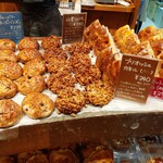 たま木亭 - 陳列棚の端まで魅力的なパンがズラリ！しっとりジューシーな食感にハマるブリオッシュカネル、山栗ショコラやクリームチーズにブルーベリー、クルミのバンズなど