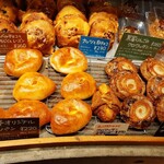 たま木亭 - 陳列棚の端まで魅力的なパンがズラリ！オリジナルのクリームパンからナッツと白チョコ、黒豆クルミのクーニャマンや黒蜜りんごのクロワッサンなど