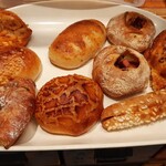 たま木亭 - 見るだけでもときめく、パンが山盛りのトレイその1（トレイ2枚分で購入したうちの1枚）