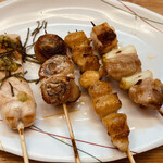 Kushidori - 右から鳥葱ま、ぼんじり、豚紫蘇巻き、ササミわさびです