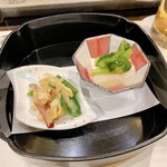 Ume No Hana - 左：北寄貝の酢味噌和え
右：豆腐と菜の花のお浸し