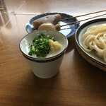 おかだ - ネギは細いやつ
      うどんには細ねぎしか勝たん