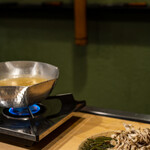 うを徳 - 2021.5 蓴菜鍋（出汁は鶏肉、鰹節、昆布、具材は蓴菜、舞茸、芹、明石の鯛）
