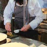 ちいさなレストラン 宮本亭 - 目の前で料理を盛りつけていただく様子