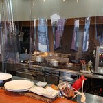 ちいさなレストラン 宮本亭 - カウンター席から丸見えの厨房