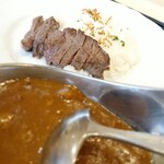 Restaurant Snovit - 注文から直ぐに焼き上げライスONザ肉☆肉汁が白米へユッタリ染みていく。酸味の効いたレトロカレーを流しかけヨクヨク合わせる。ライスにふりかかるフライドオニオンは少量なので味わいへの変化というより彩り。