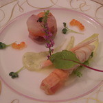 Rukyatoru - 真鯛とノルウェーサーモンのマリネ、手長海老のボッシェを添えて、清和高原の小野菜と共に