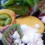 MAISON LAFITE - やり烏賊のお料理・・烏賊が柔らかく甘いですね。 さて、このソースと塩状のものはなんでしょう？ 
      ソースは「蟹味噌」が使われ、塩状のものが「トウガラシオイル」を特殊な調理機で粉状にしたもの。 