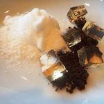 MAISON LAFITE - 分解されたコーヒーゼリーがテーマ。左は特殊な機械でクリームを粉状にしてあり、口に入れた瞬間に溶けます 
      右はコーヒー豆をスナック状にした上に、コーヒゼリー・・全部混ぜ合わせると「コーヒーゼリー」