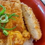 日の隈カンツリークラブ - かつ丼（大盛）のかつの厚さ