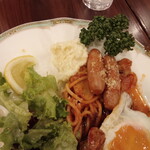 レストラン・ケルン - パセリの影にポテサラ（半分食べてる(^0^;)