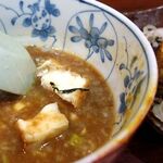 岩亀 - 「もつ煮込」の煮汁に、「厚揚」を投入