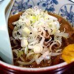 岩亀 - 「もつ煮込」（530円）