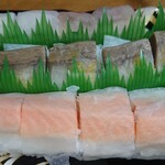 成城石井 - 金目鯛とぶりとサーモンの押し寿司（大）