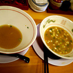 Hanafuku - スープ比較（左白しょうゆ、右魚介鶏とんこつ）